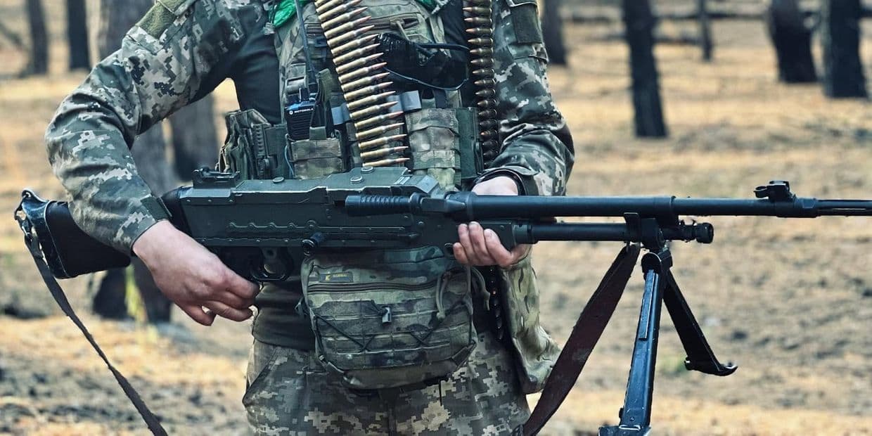 Кулемет у руках українського захисника. Фото: Бригада "Гарт"