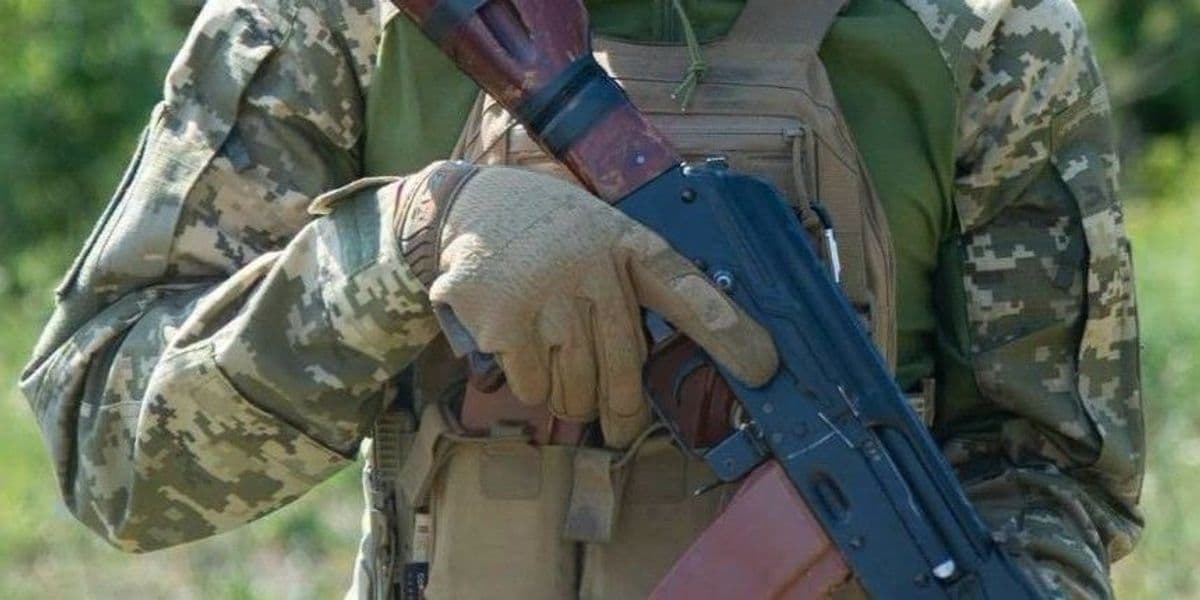 Автомат у руках українського захисника. Фото: 32 ОМБр