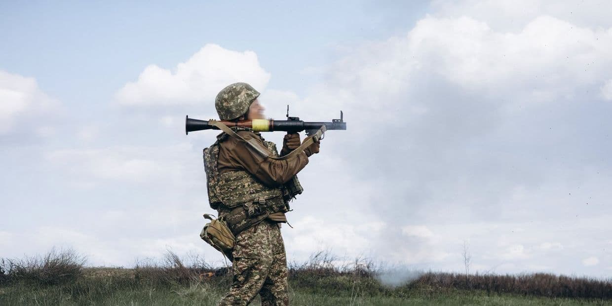 Стріляє український захисник. Фото: Бригада "Рубіж"