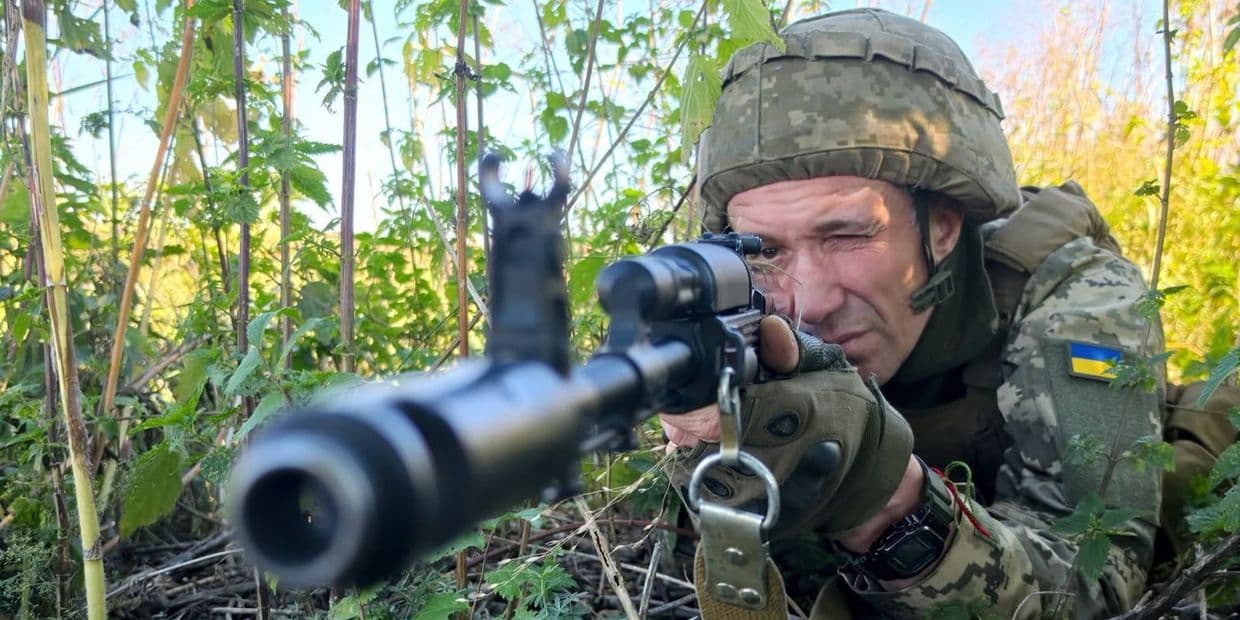 Український захисник з автоматом. Фото: 111-та окрема бригада Сил територіальної оборони ЗСУ