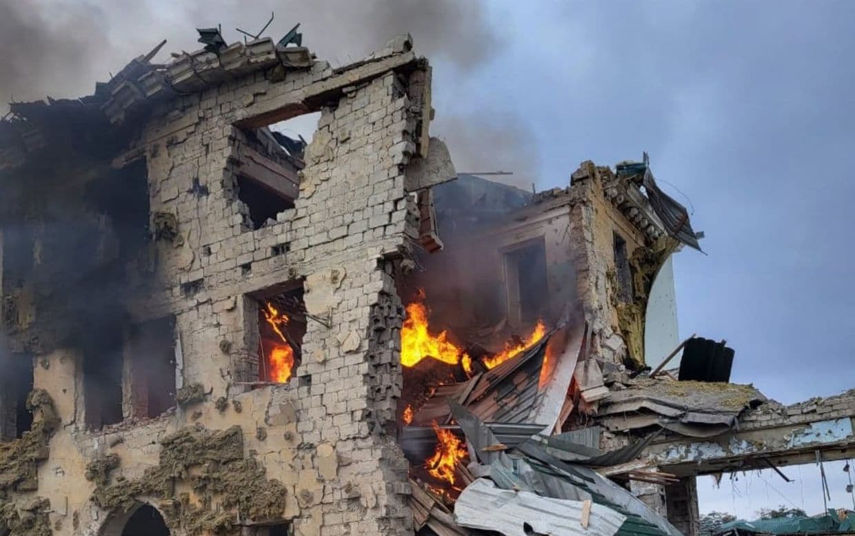 У Краматорську вогнеборці ліквідували наслідки 4 ворожих ударів: горіли житло та заклад освіти (фото)