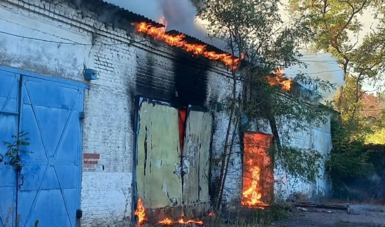 Рашисти знову вдарили по Краматорську на Донеччині: палали гаражі (фото)