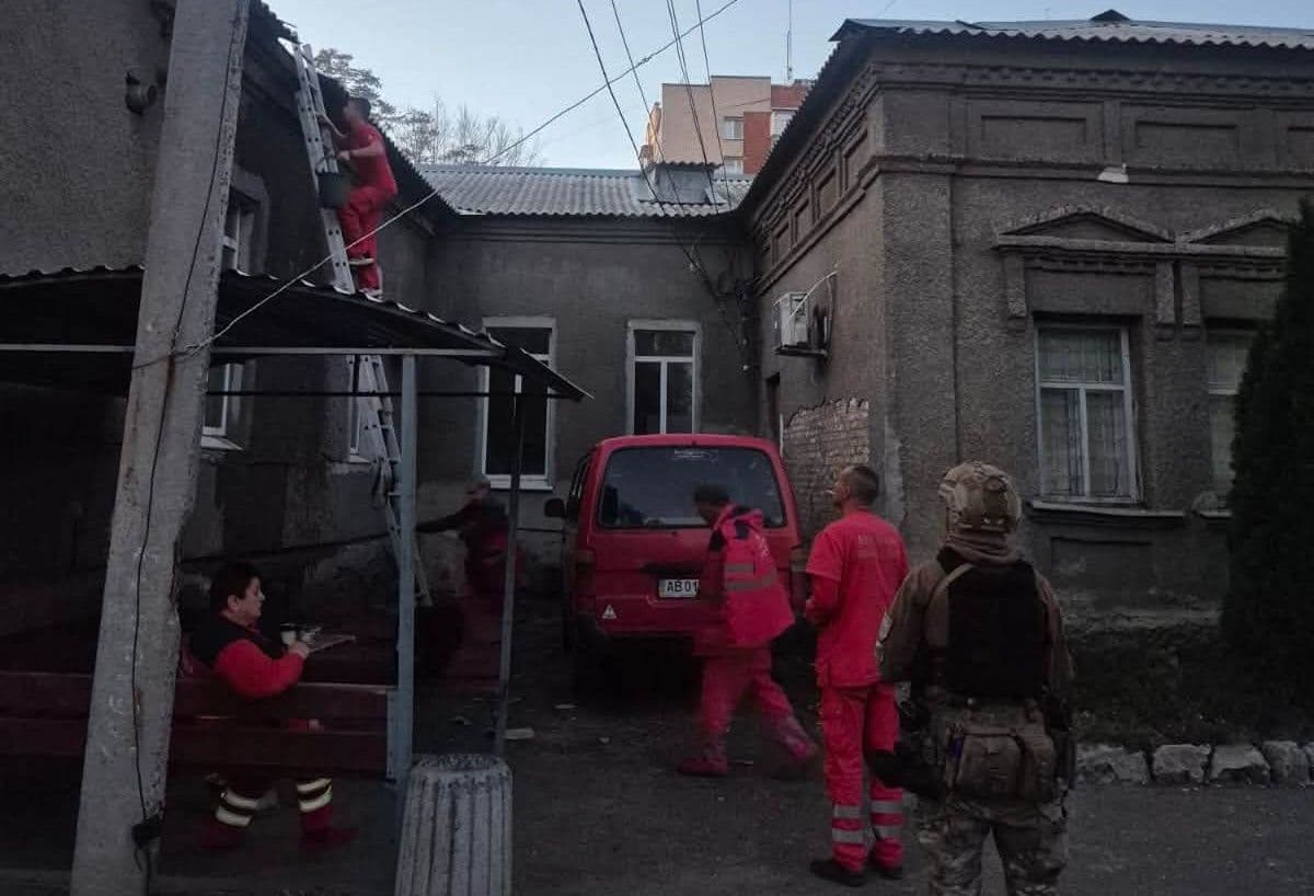 Рашисти вчора двічі вдарили по одному й тому ж медзакладу в Слов'янську та пошкодили автівки швидкої допомоги