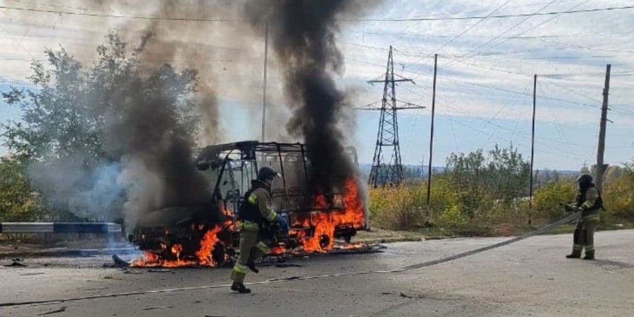 Вогнеборці показали, як гасили у Слов'янську рейсовий автобус, атакований російським FPV-дроном (відео)