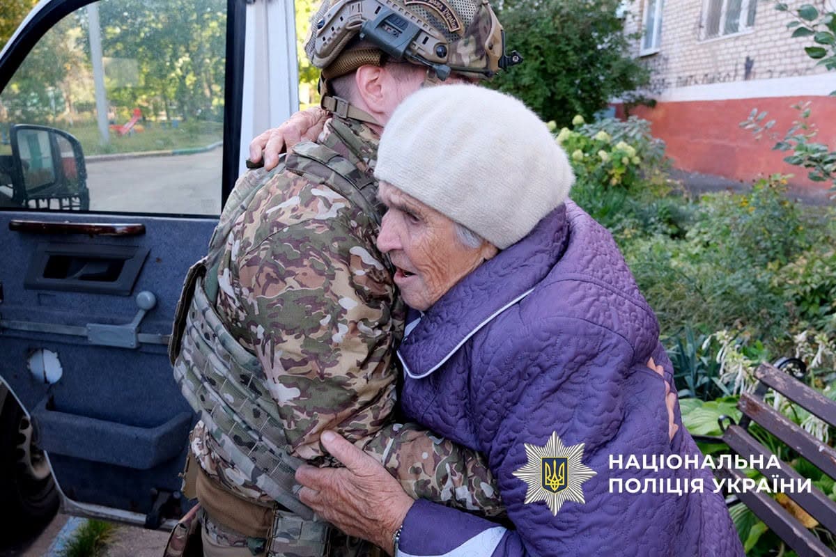 "Білі янголи" поліції на пошкодженому авто врятували з Краматорської громади 5 людей