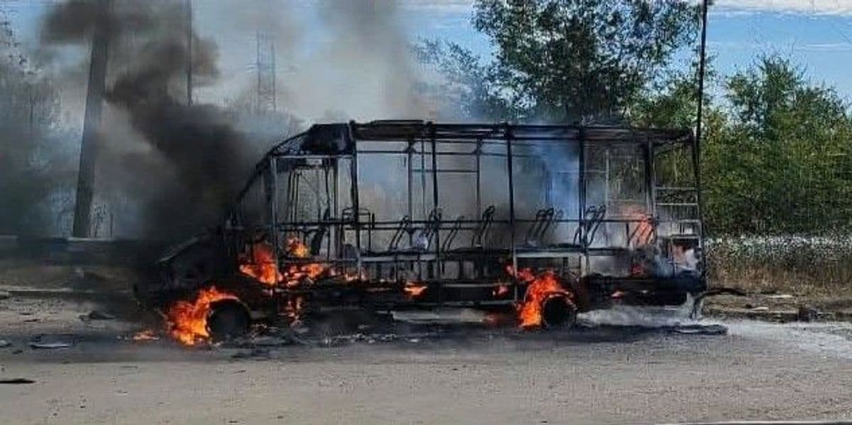 У Слов'янську внаслідок дронового удару згорів автобус: поранено водія