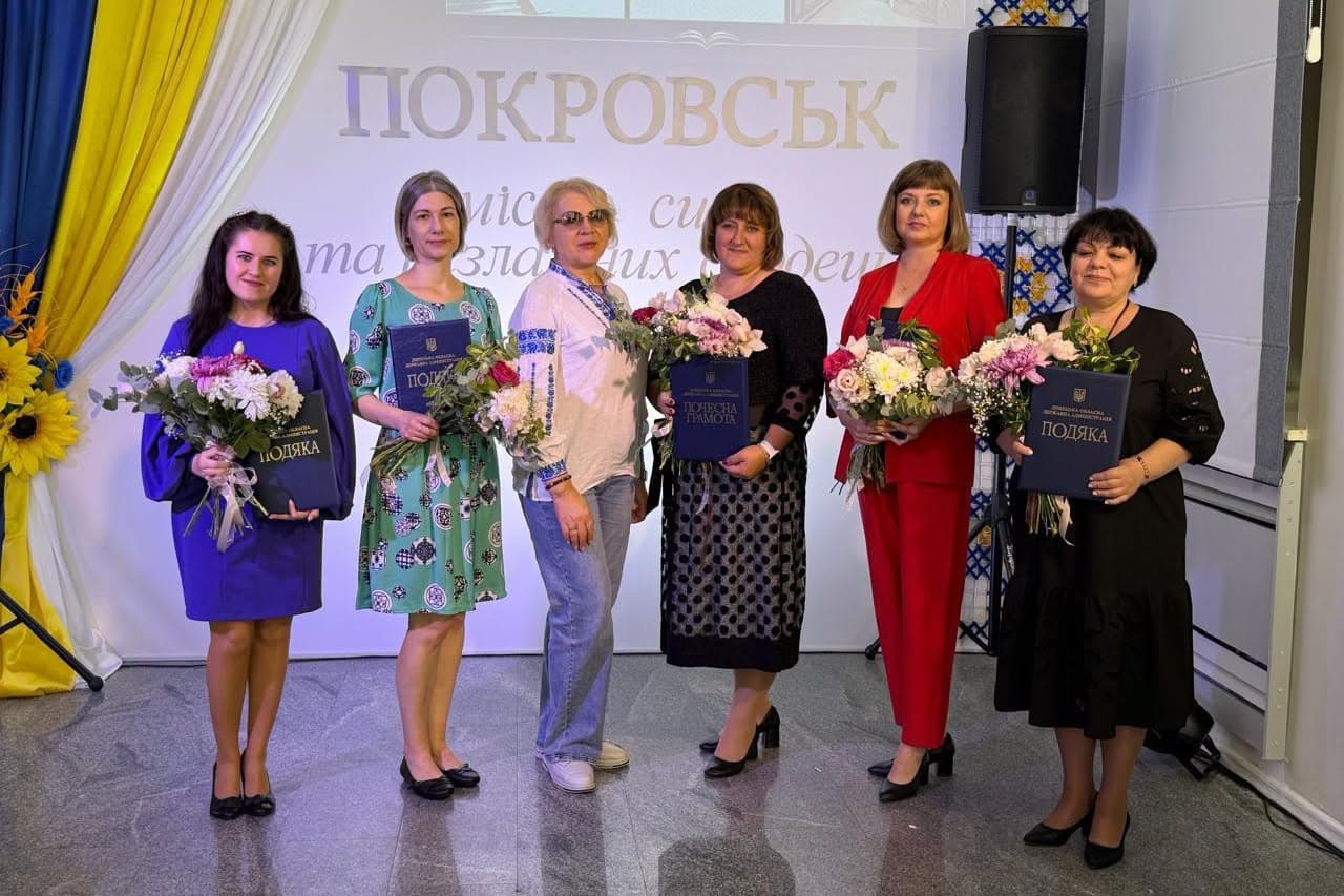 Покровська бібліотека відзначила 70-річчя та отримала нові видання для поповнення книжкового фонду (фото)