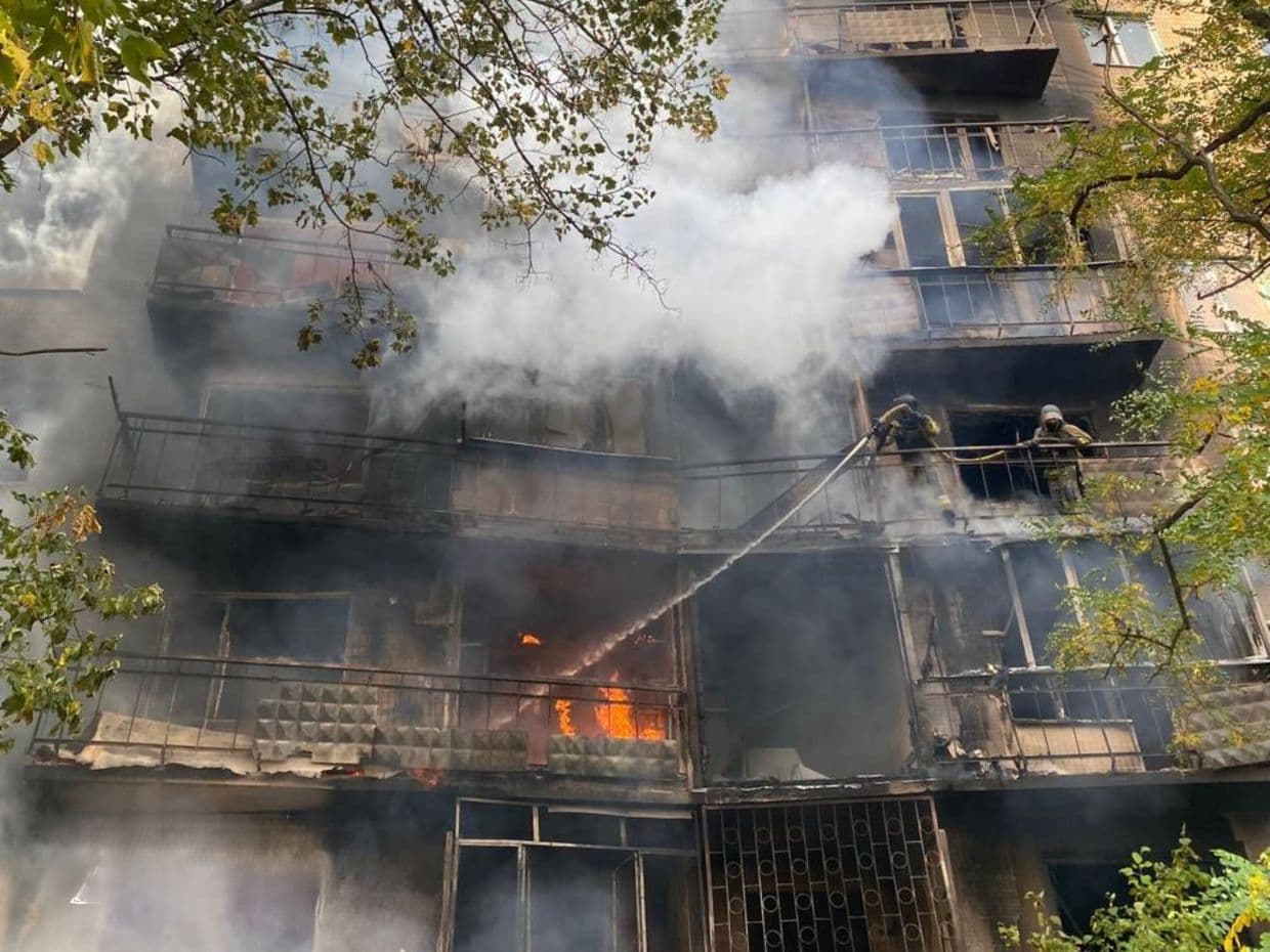 У Краматорську локалізували масштабну пожежу в 9-поверхівці, спричинену російським обстрілом (фото)