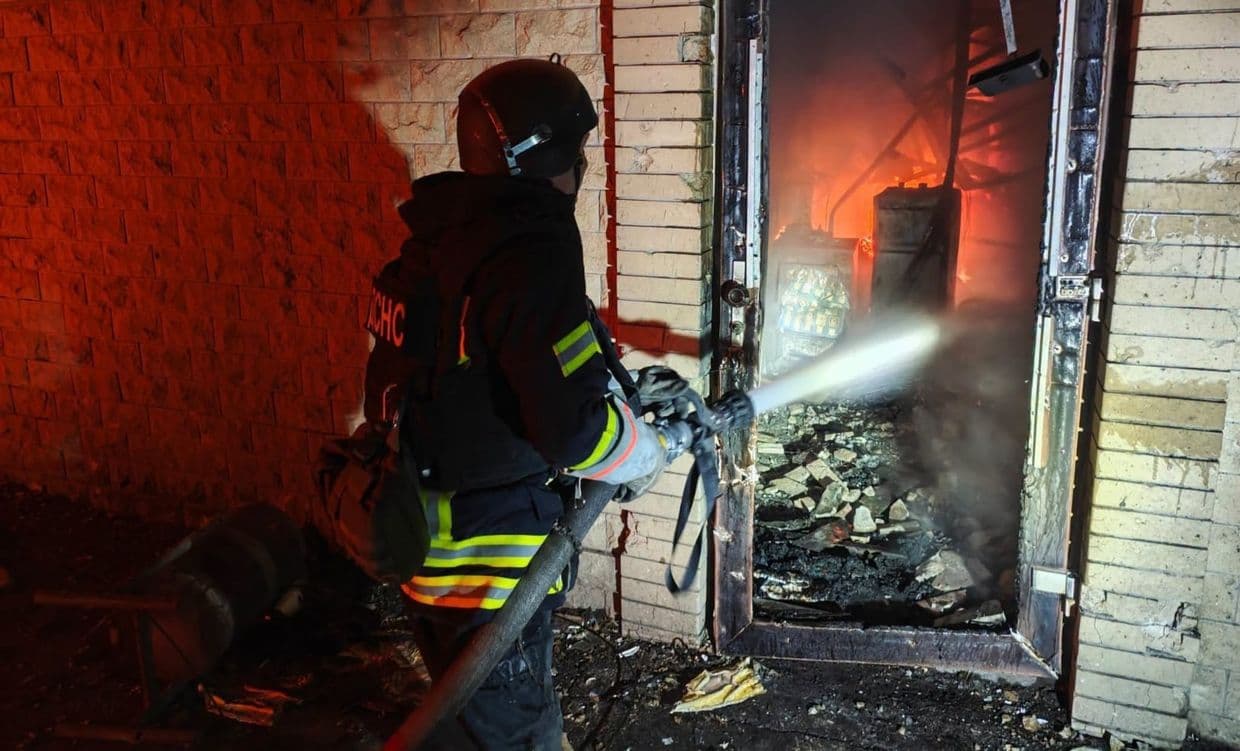 На Донеччині надзвичайники врятували чоловіка з охопленої вогнем квартири та ліквідували ще кілька осередків пожеж (фото)