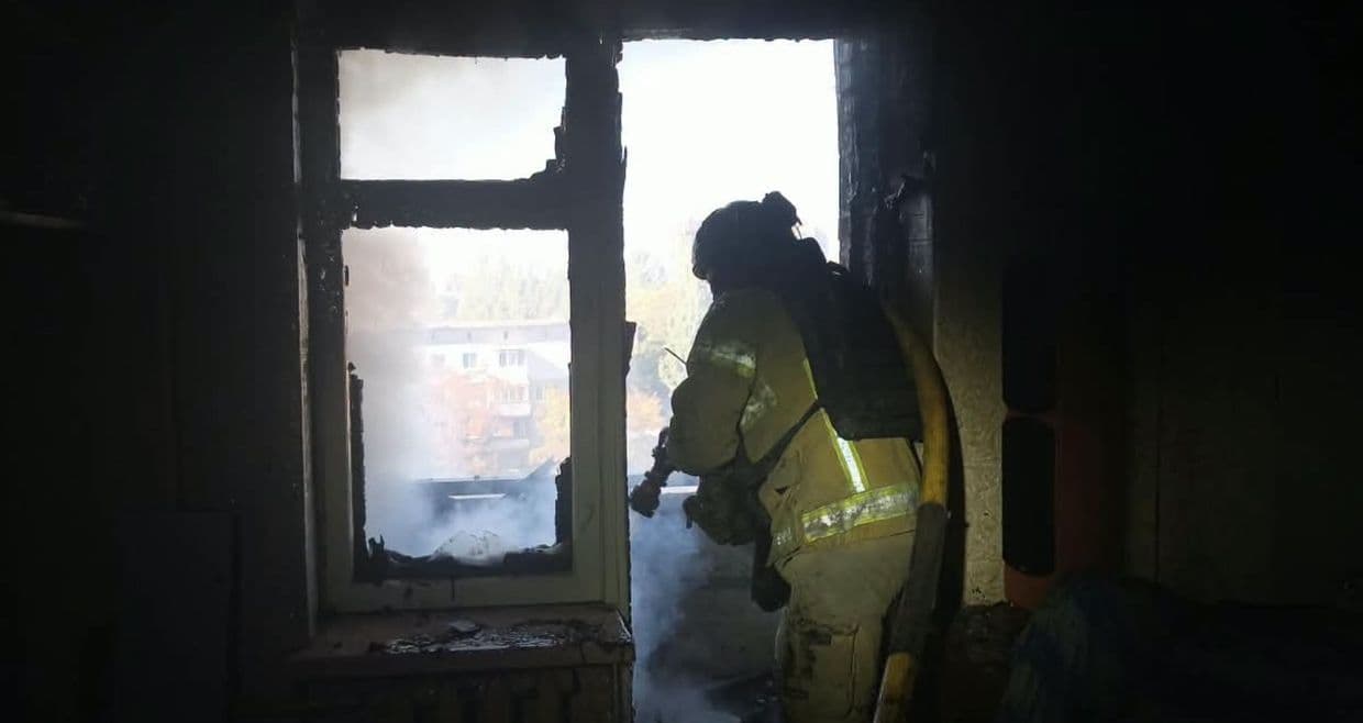У Краматорську вогнеборці гасили пожежі у багатоповерхівках і на ринку, що виникли через обстріли (фото)