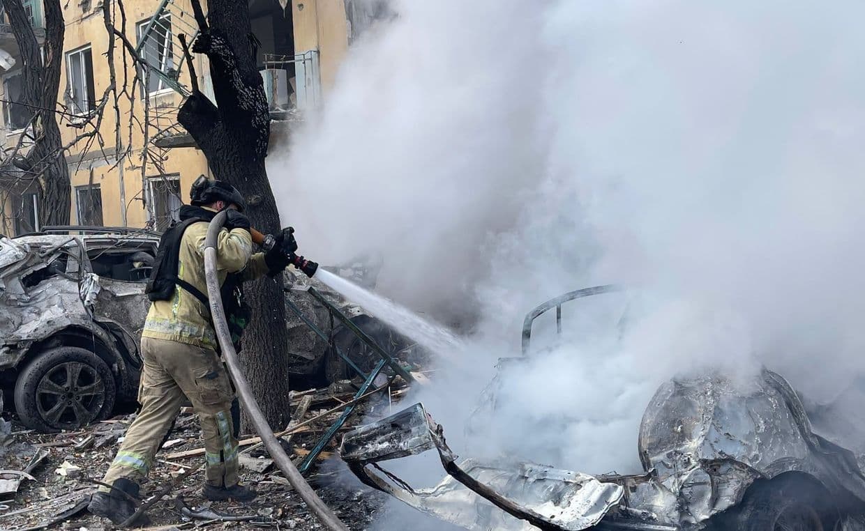 На Краматорськ рашисти скинули 3 авіабомби: вогнеборці показали, як гасили пожежу (фото, відео)