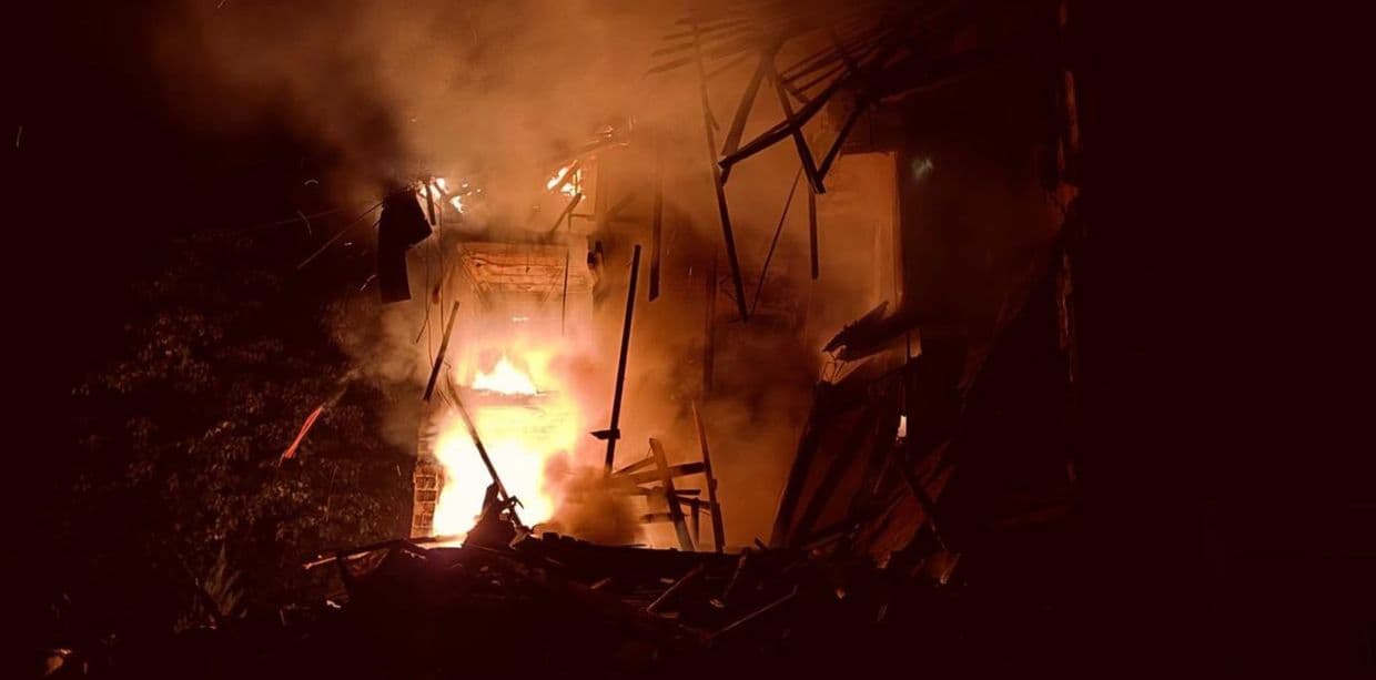 Слов'янськ під ударом: вогонь охопив пошкоджені 3-поверхівки та балкон у 14-поверхівці (фото)