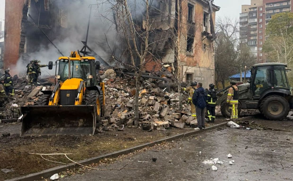 У Слов'янську з-під завалів зруйнованого 14 жовтня будинку витягли тіло загиблої жінки (фото)