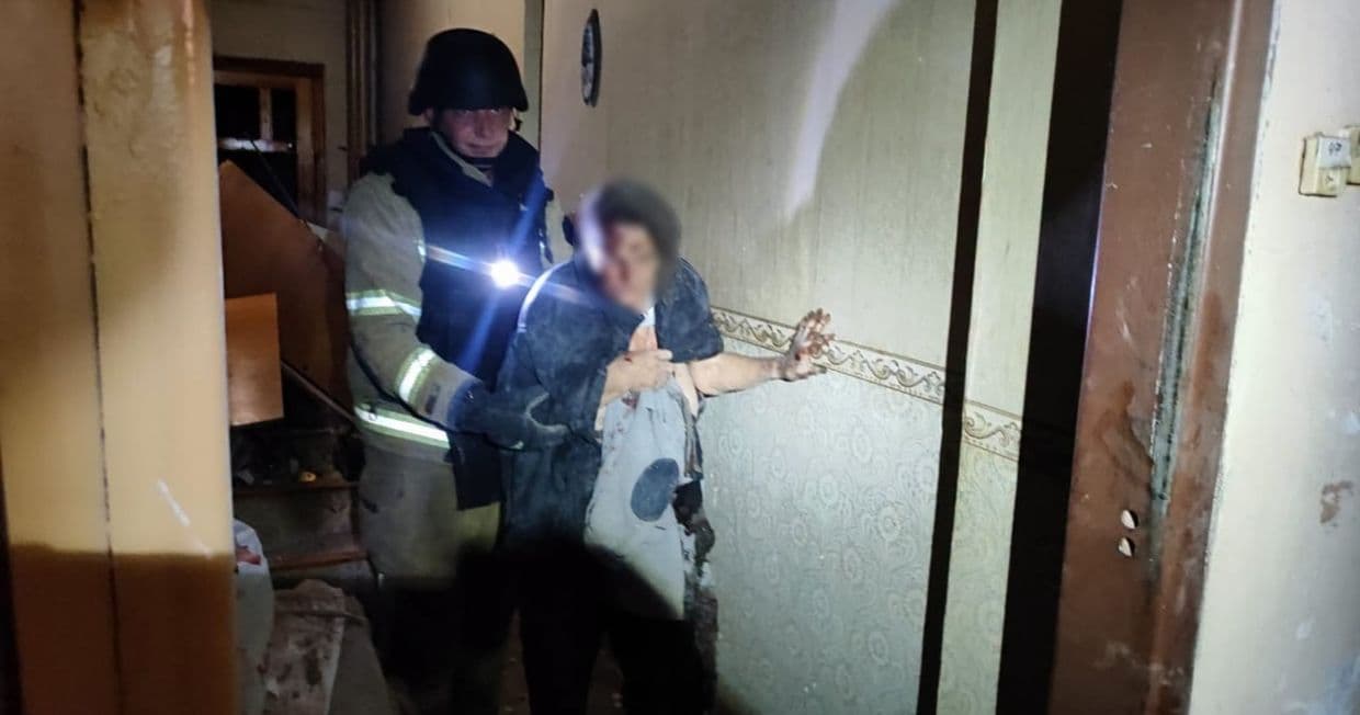 У Слов'янську вогнеборці допомогли медикам спустити з 14-поверхівки поранену жінку та чоловіка