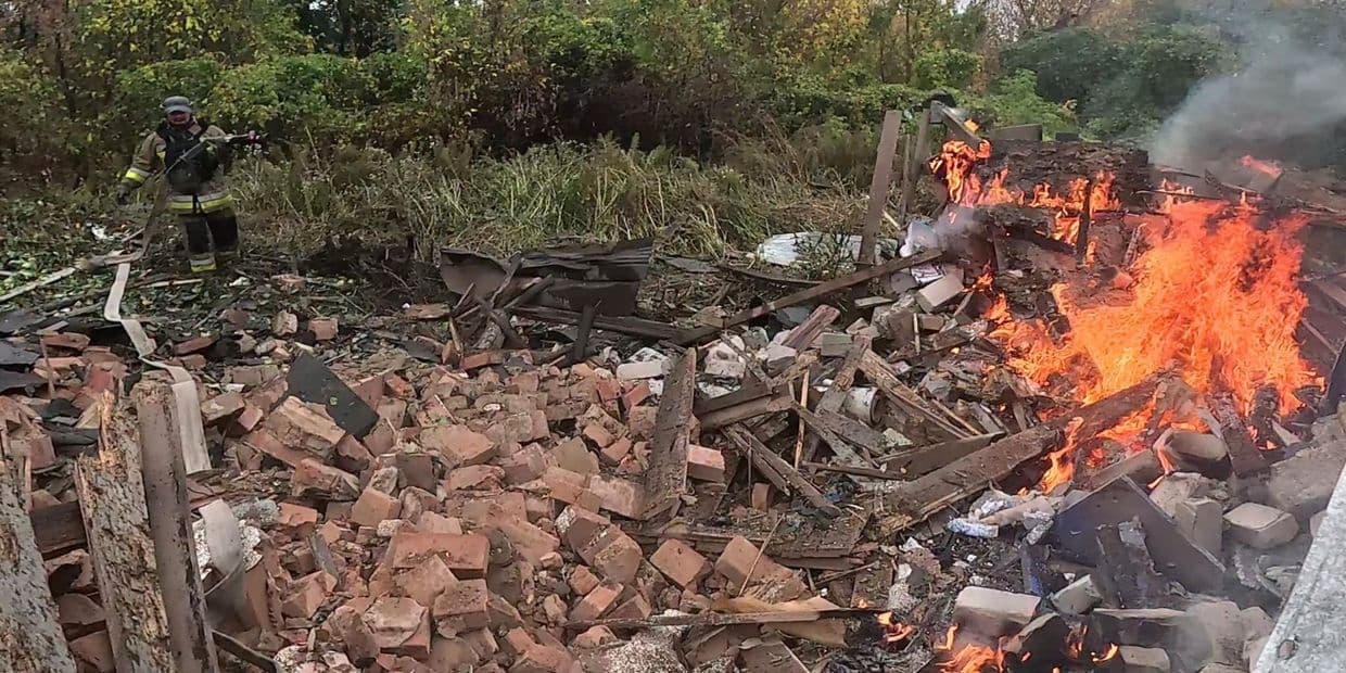 Вогнеборці показали, як учора гасили пожежу в Слов'янську на Донеччині (фото, відео)