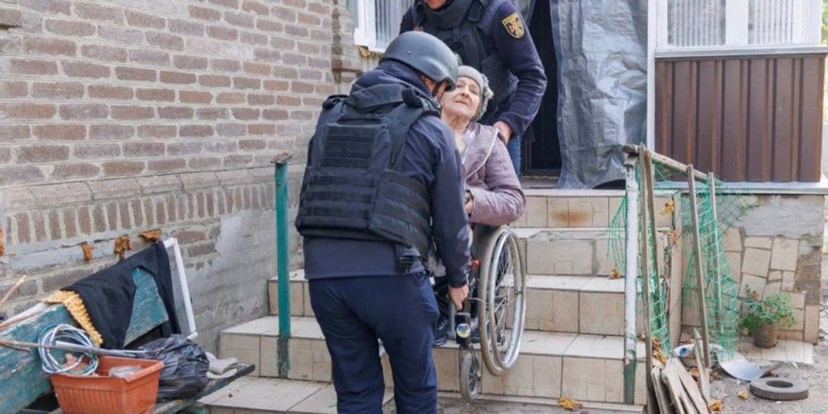 З двох громад Донеччини вивезли ще понад пів сотні мирних жителів, зокрема дітей і маломобільних (фото, відео)
