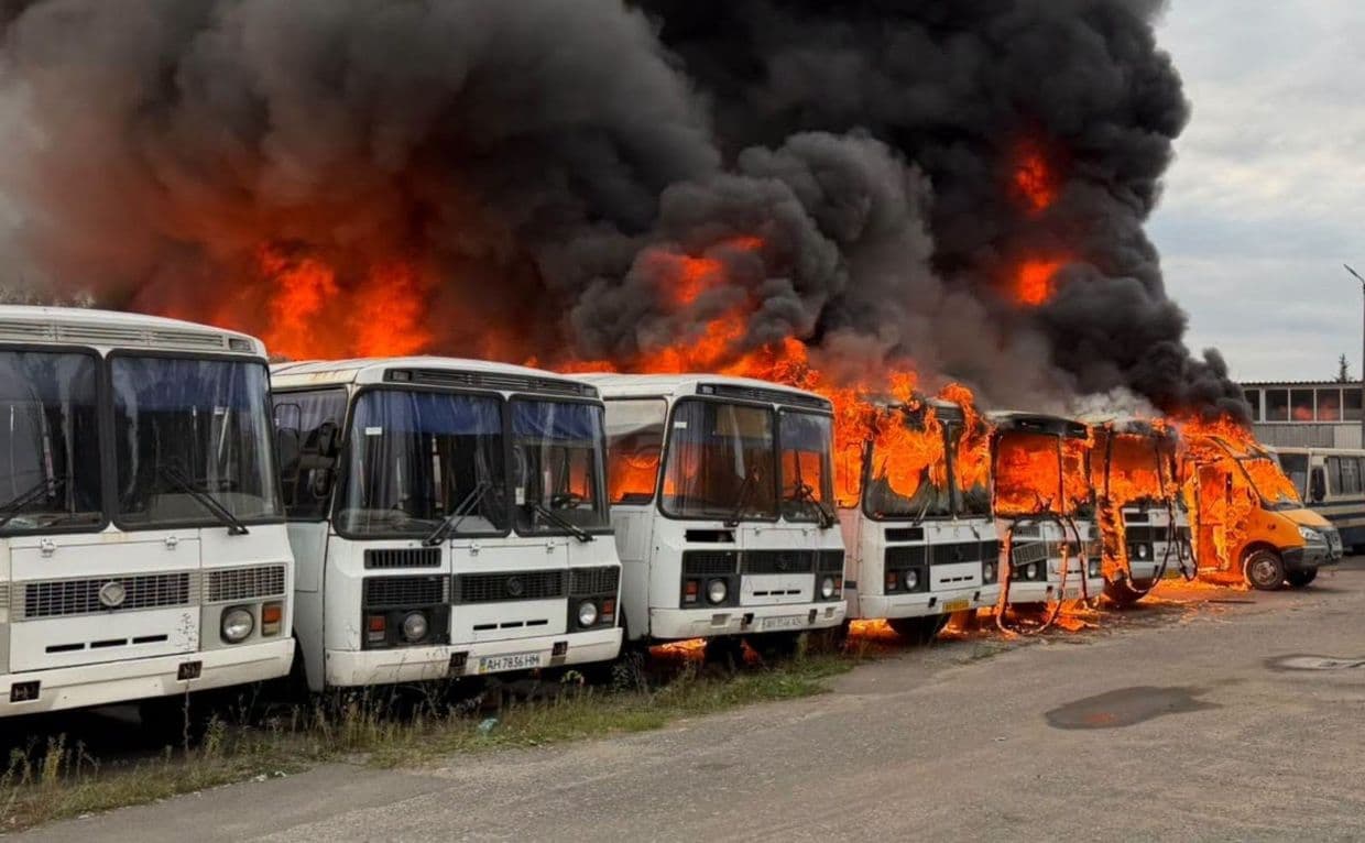 Унаслідок ударів по Донеччині горіли понад 20 автобусів у Слов'янську та будинки у 3 населених пунктах (фото)