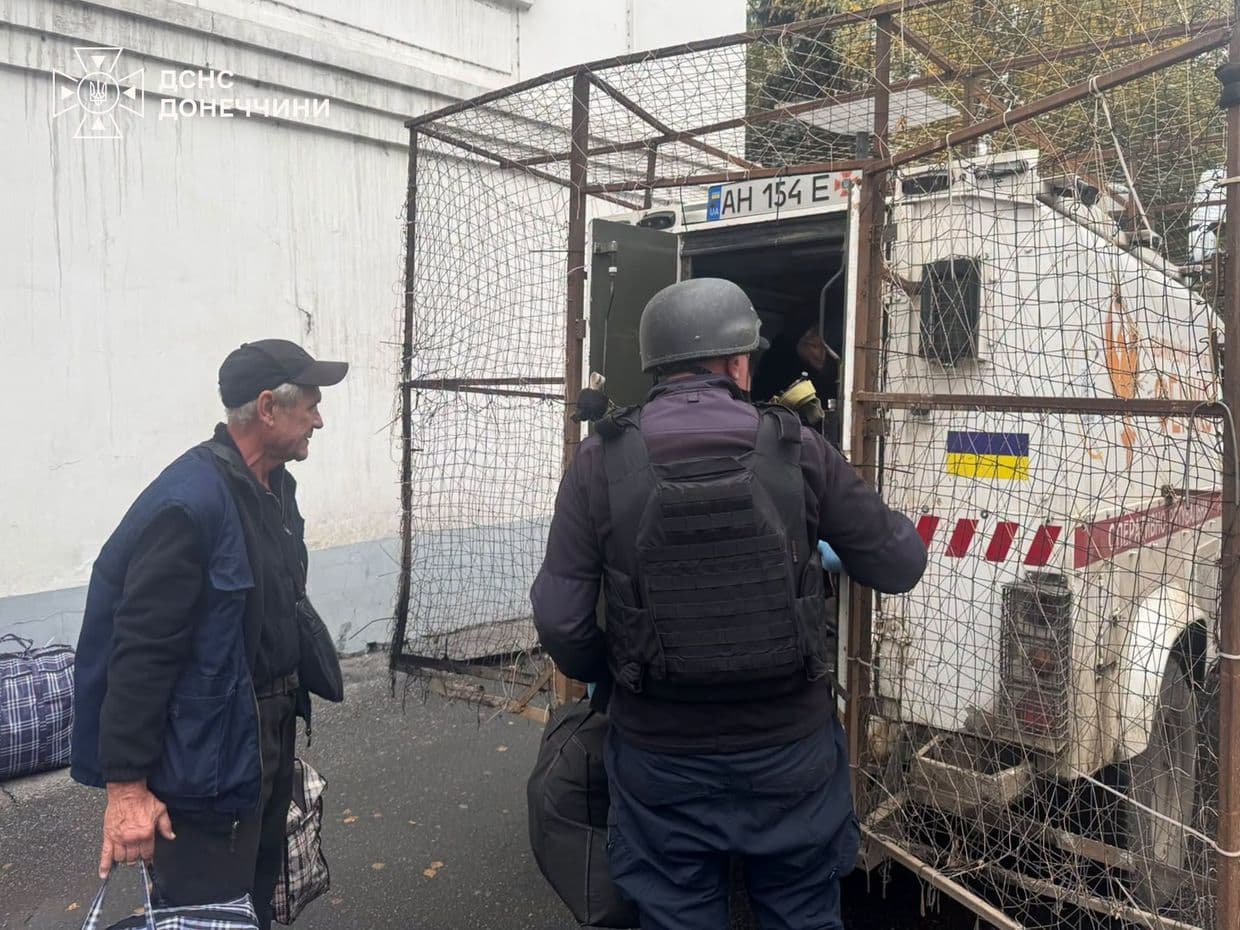 <em>В Донецкой области группа ГСЧС «Феникс» помогает людям эвакуироваться. Фото: ГСЧС</em>