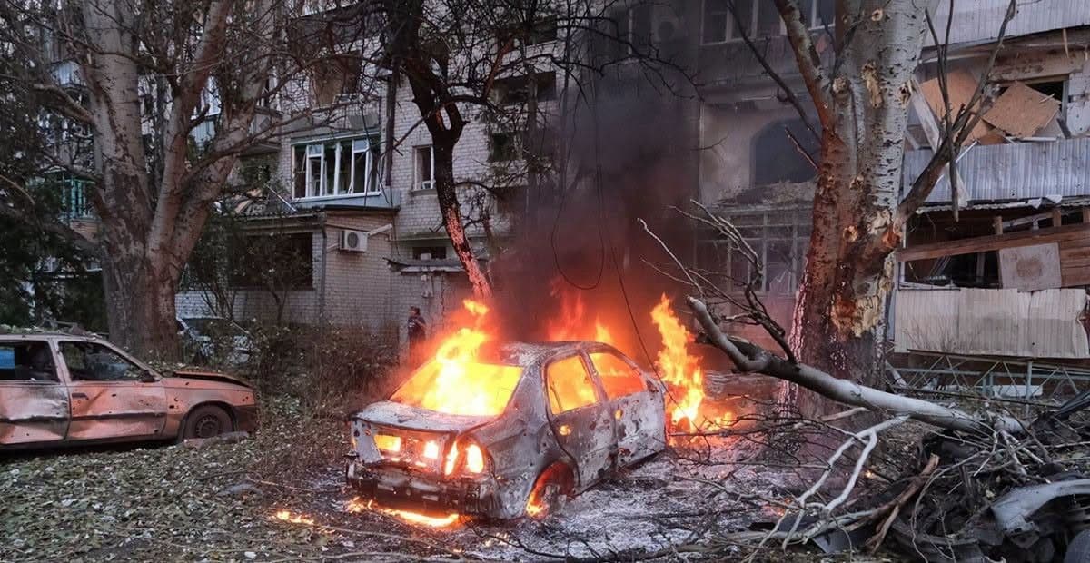 В полиции показали первые минуты после вчерашних авиаударов по Славянску: парамедики спасали раненых (фото, видео)