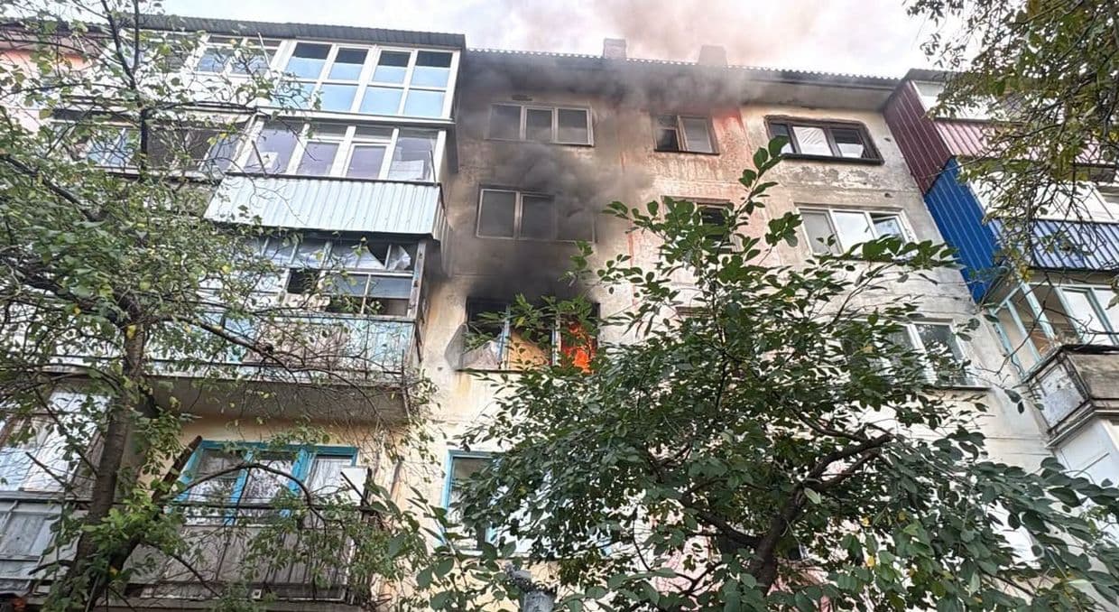 Російський дрон ударив по адмінбудівлі у Краматорську, а в Слов'янську палали будинки (фото, відео)
