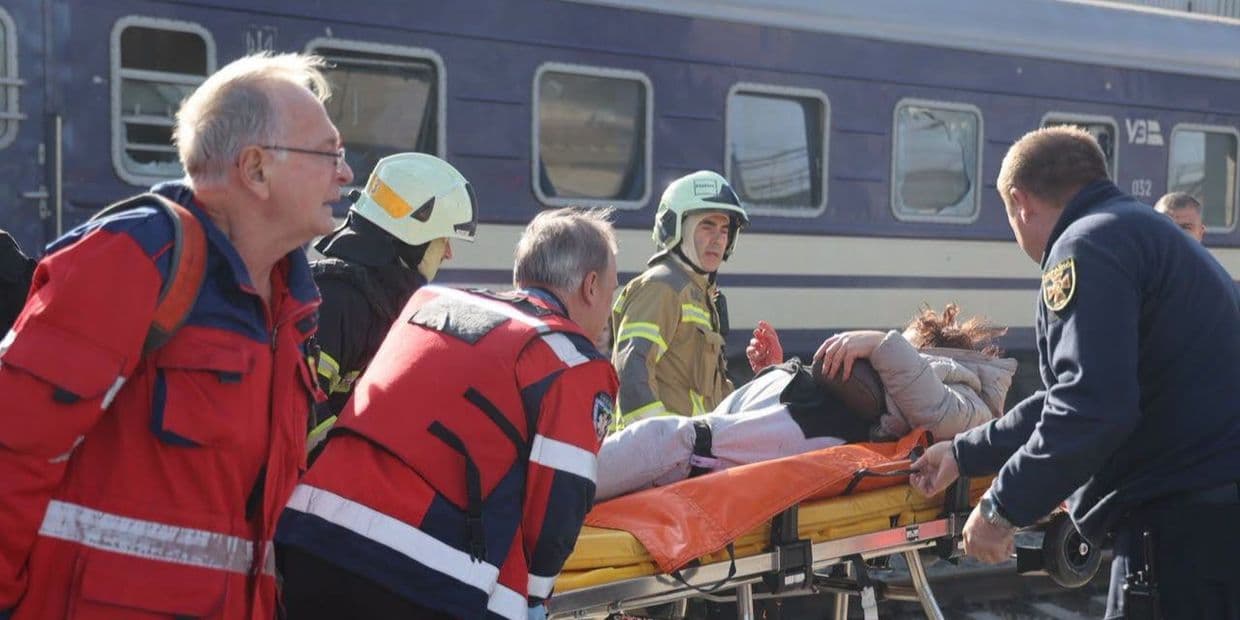 Рашисти вдарили дроном по залізничному вокзалу в Дніпрі, загинули 13 людей (фото)