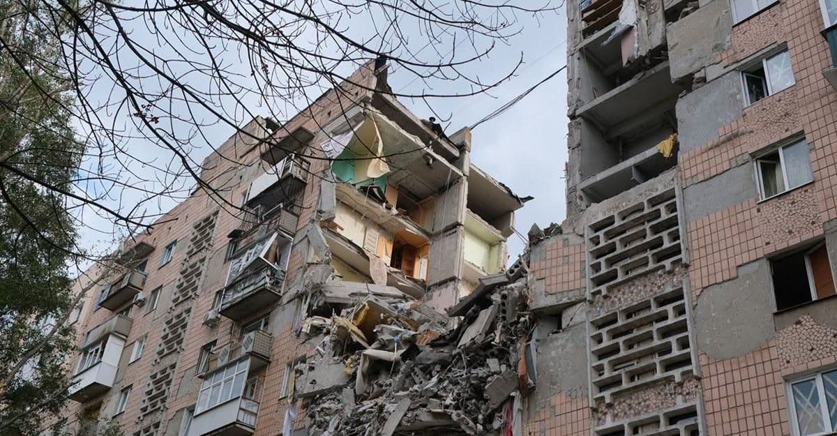 Авіабомби влучили у центрі Краматорська, один із під'їздів багатоповерхівки зруйновано: люди втікали від вогню та диму просто серед ночі (фото, відео)