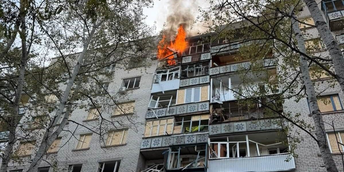 У Слов'янську внаслідок дронового удару палала квартира у 9-поверхівці: також горів приватний сектор (фото)