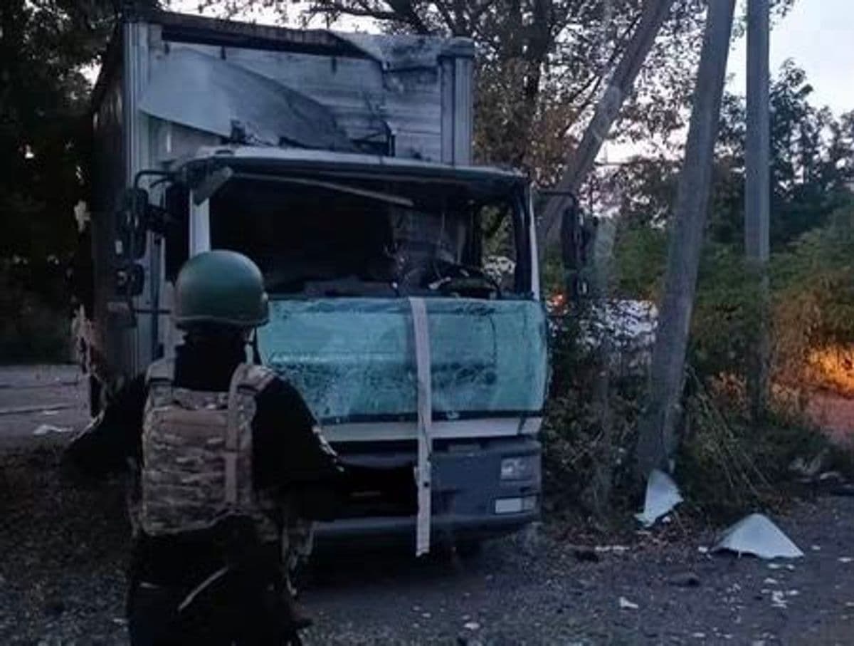Враг обстрелял Славянск: попал в грузовик благотворительного фонда