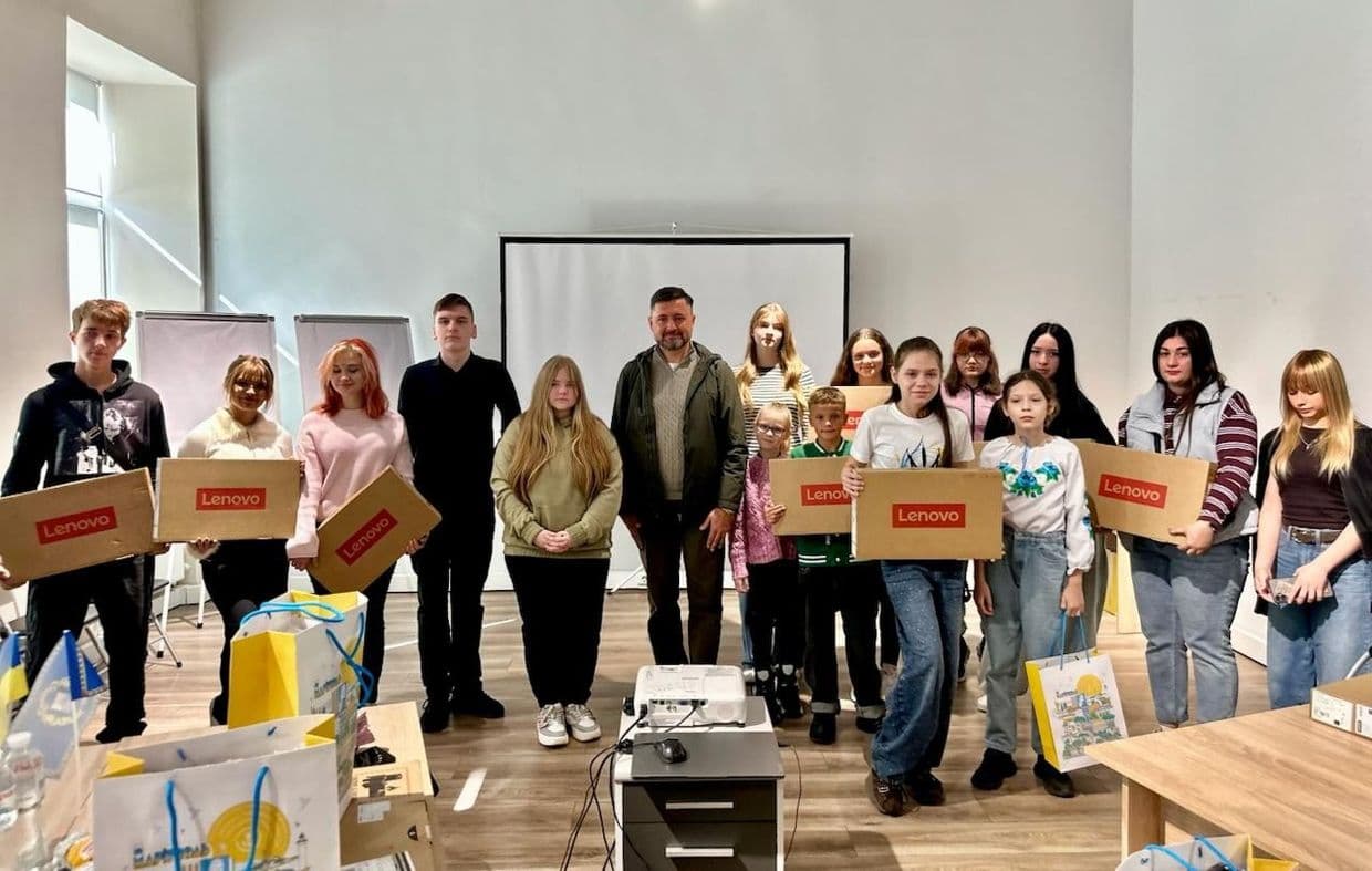 У Дніпрі діти маріупольської громади отримали ноутбуки