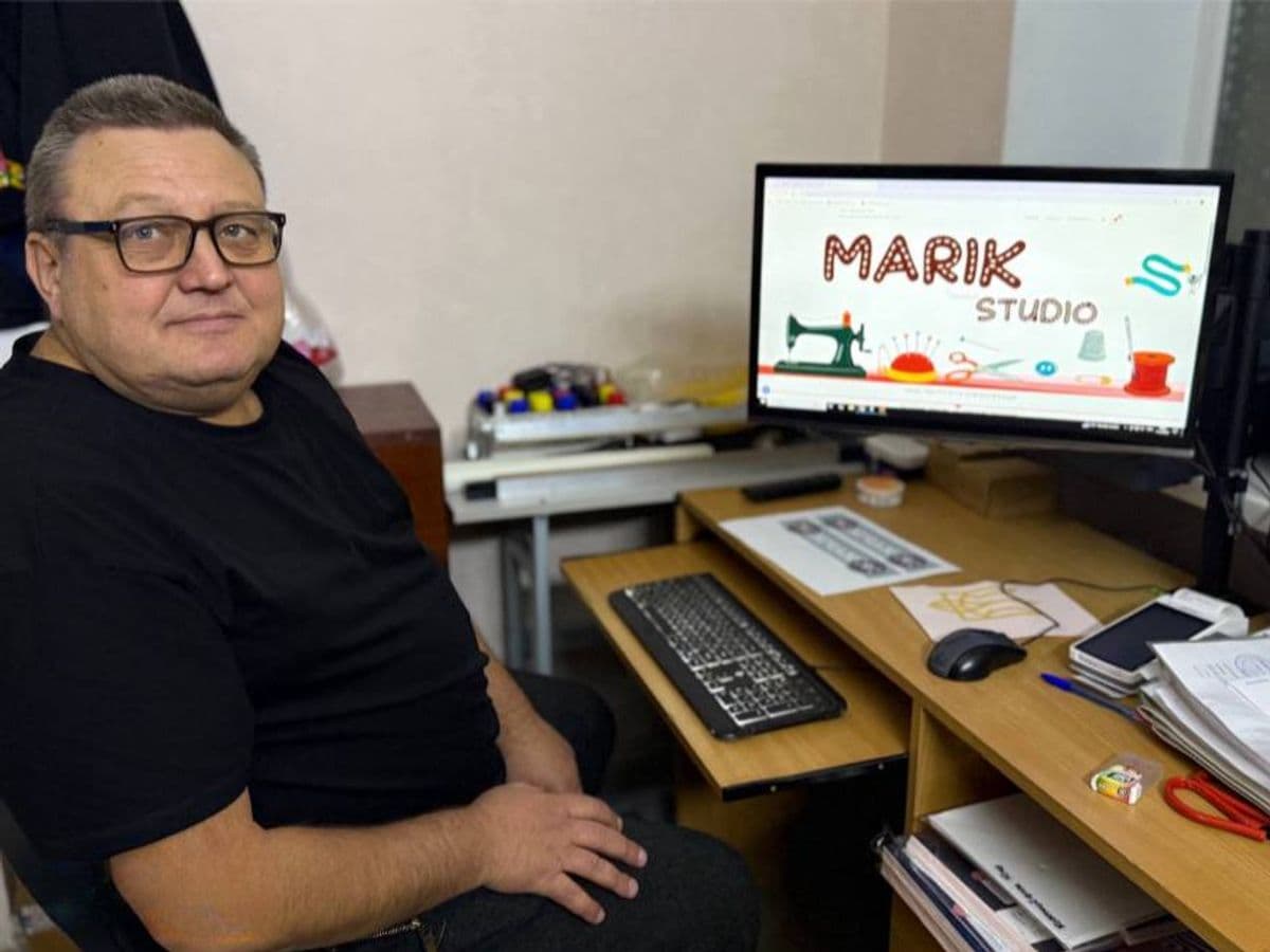 <em>Захисник Маріуполя після пережитого полону відновив власну справу та відкрив ательє. Фото: Міськради</em>