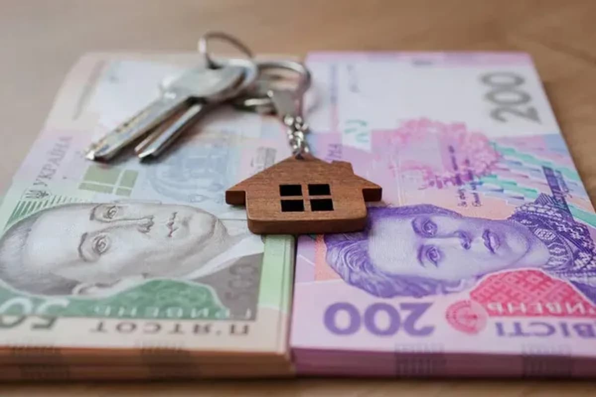 <em>Українські гривні та ключі від нового житла. Фото: Depositphotos</em>