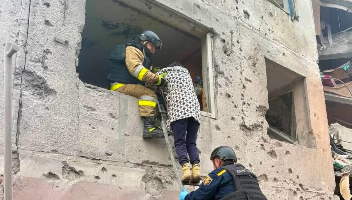 У Слов'янську 7 людей поранено і 5 врятовано на місці ворожого авіаудару (фото)
