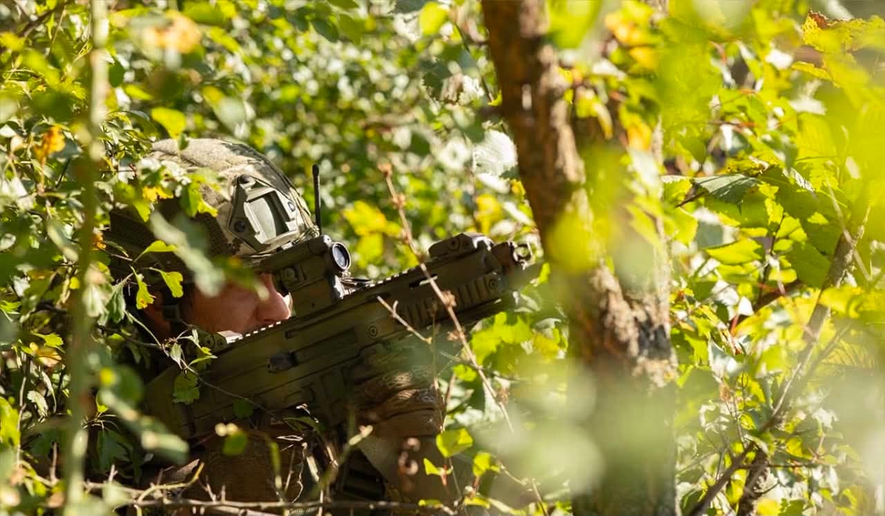 <em>Фото: 57 окрема мотопіхотна бригада імені кошового отамана Костя Гордієнка. Український військовий спостерігає</em> 