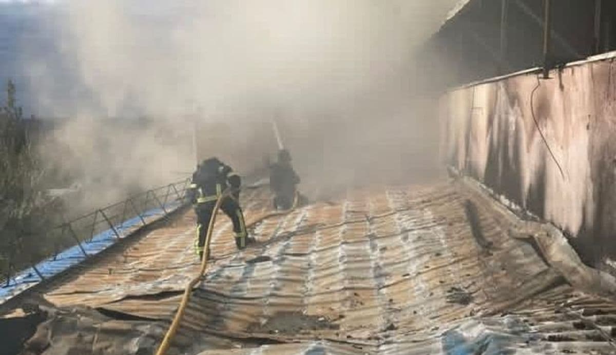 У Краматорську російський FPV-дрон поцілив в адміністративну будівлю