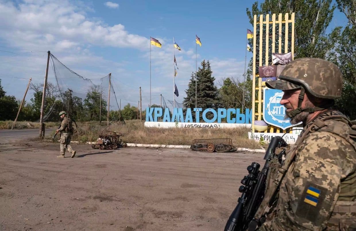 <em>Фото: 93-тя ОМБр "Холодний Яр". Дорога на Донеччині, стела Краматорськ.</em>