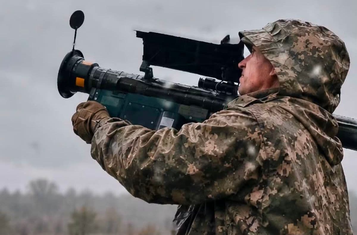 <em>Фото: 1027 зенітний ракетно-артилерійський полк. Військовий ЗСУ веде спостереження</em>