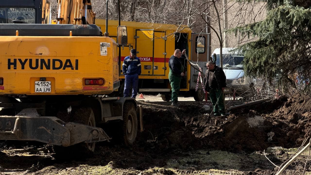 Окупаційні комунальники у так званій "лнр". Фото з відкритих джерел
