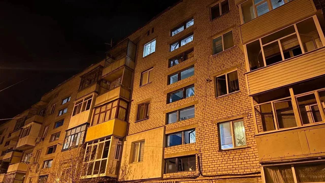 Багатоквартирний будинок в окупованому Луганську. Фото з відкритих джерел