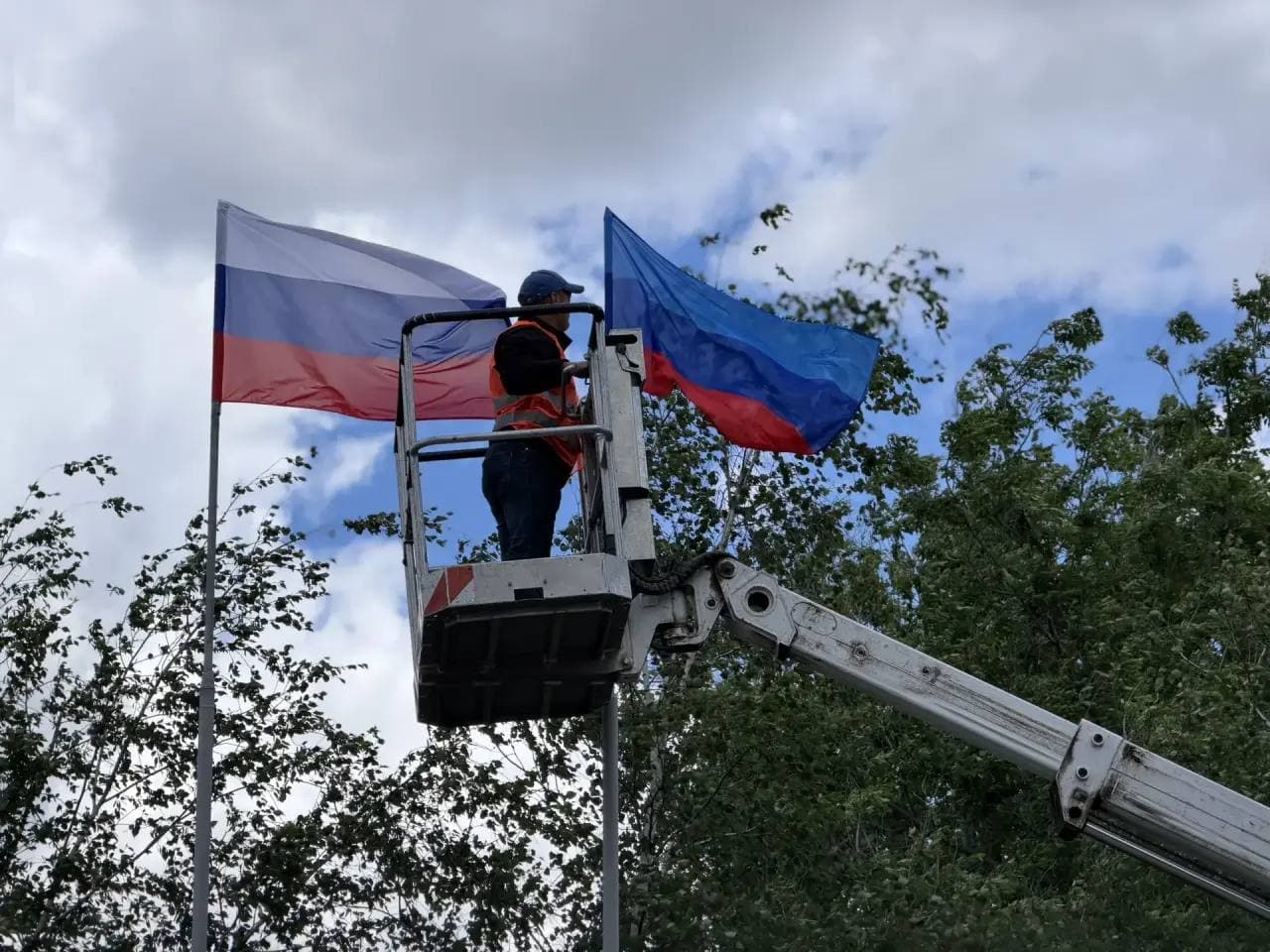 Флаги рф и так называемой "лнр" в оккупированном Лисичанске. Фото из открытых источников