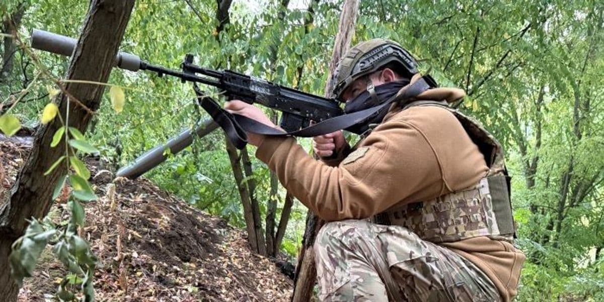 Боєць російської окупаційної армії з дроном. Фото з відкритих джерел