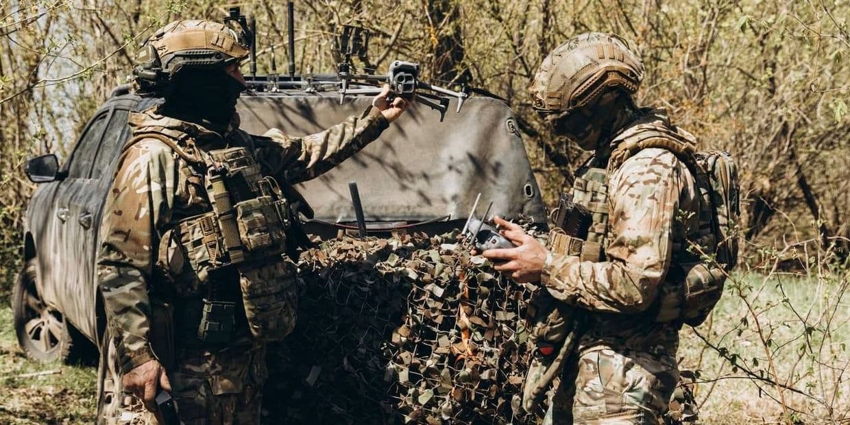 Українські захисники з дроном. Фото: 106 ОБр ТрО