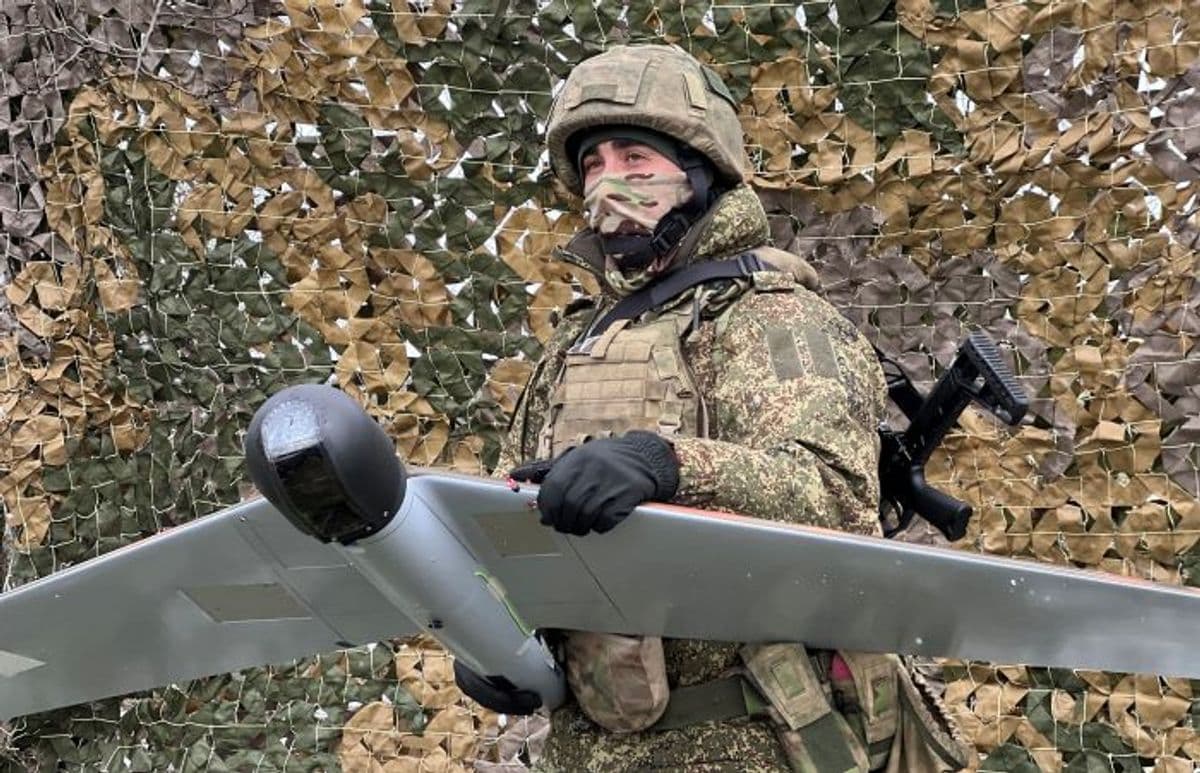 Боєць російської окупаційної армії з дроном. Фото з відкритих джерел