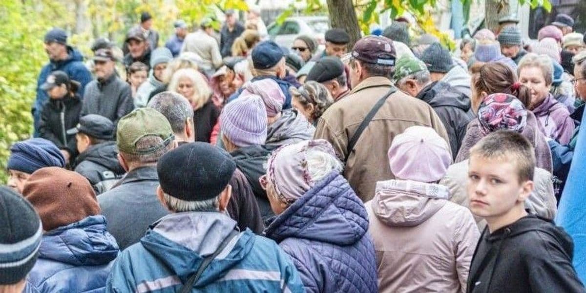 В окупованому Маріуполі містяни вишукуються в чергу за безоплатною теплою їжею