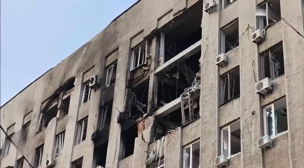 Уночі в окупованому Донецьку пролунали потужні вибухи: вражено місцевого оператора зв'язку (фото, відео)