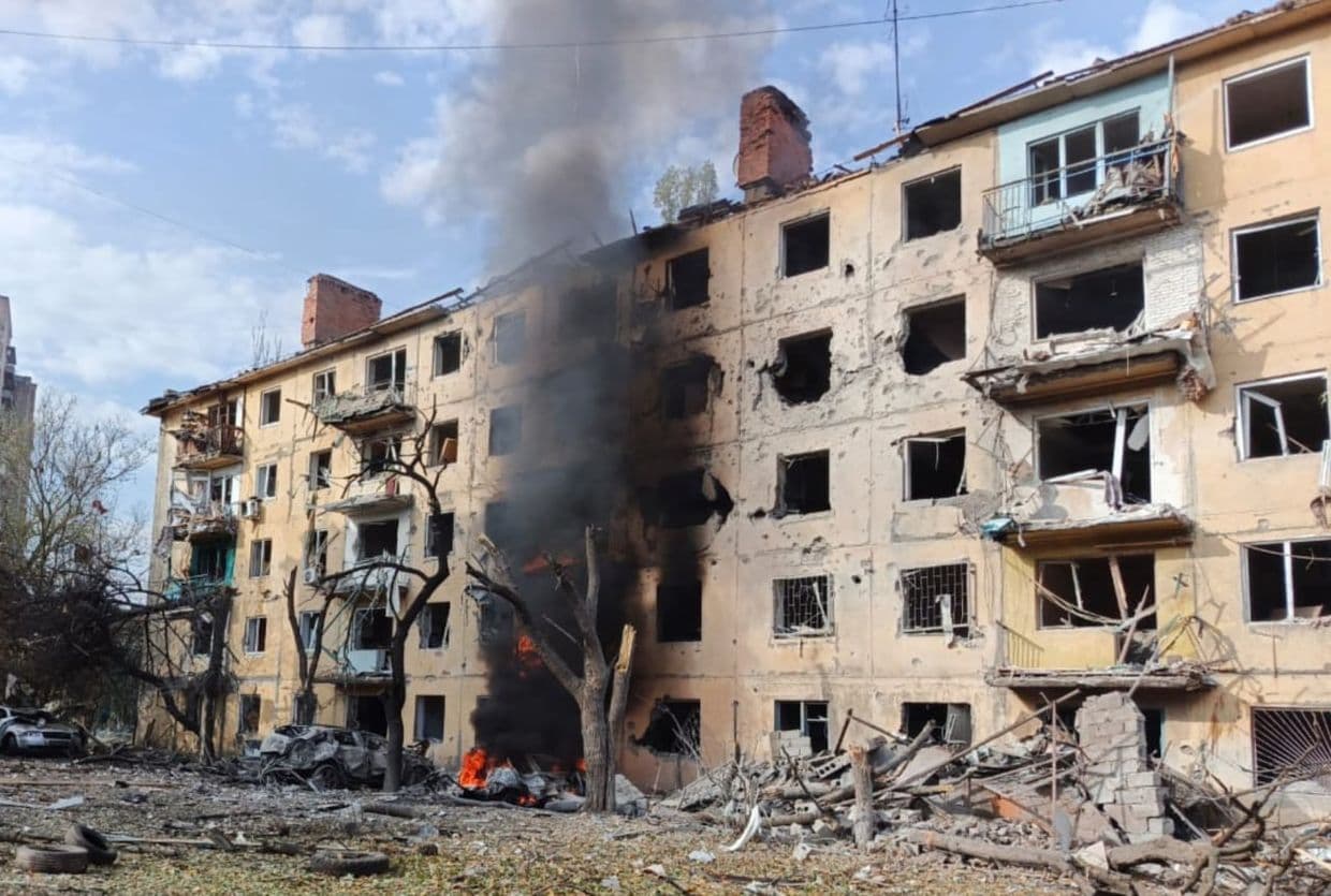 Рашисти вдарили по Краматорську: є загиблі та поранені цивільні (фото)