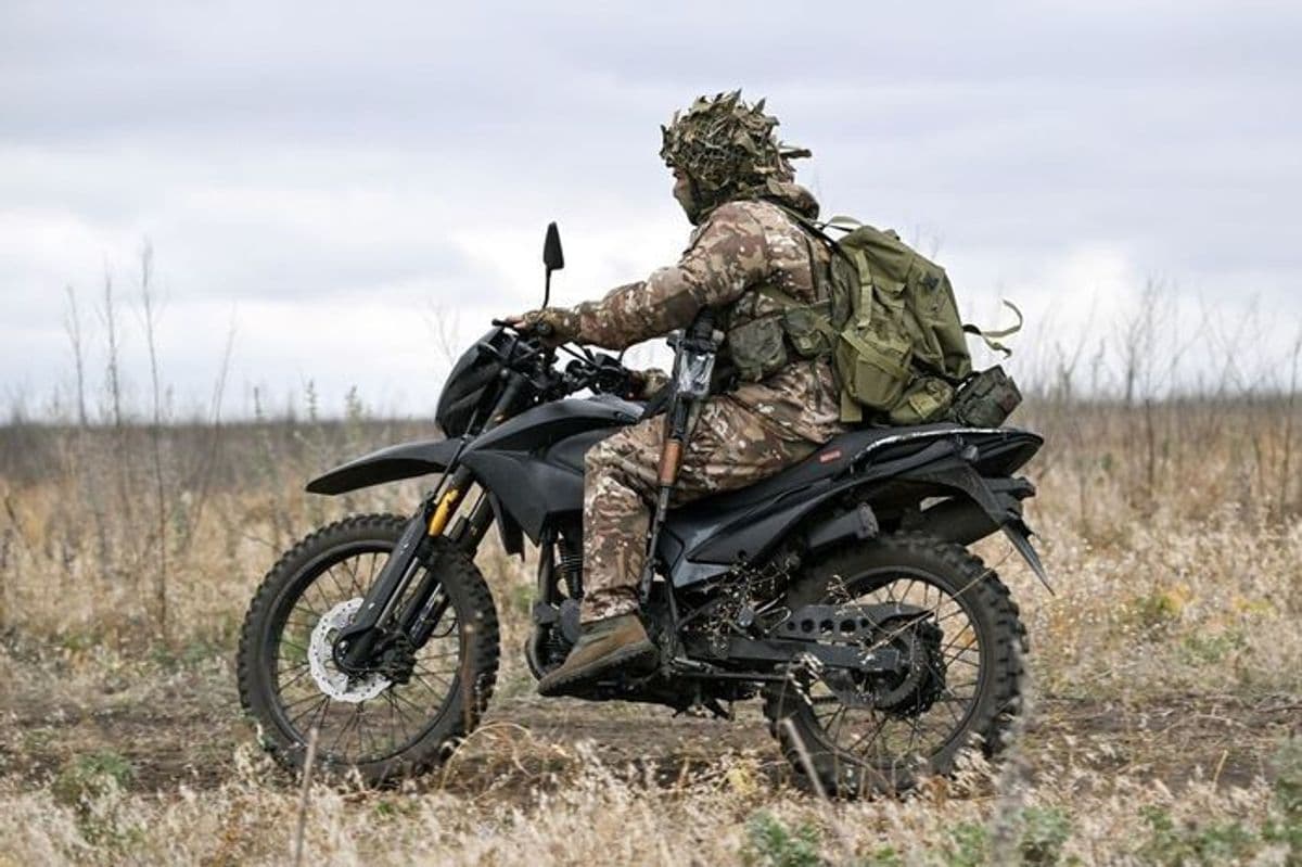 Боец российской оккупационной армии на мотоцикле. Фото из открытых источников
