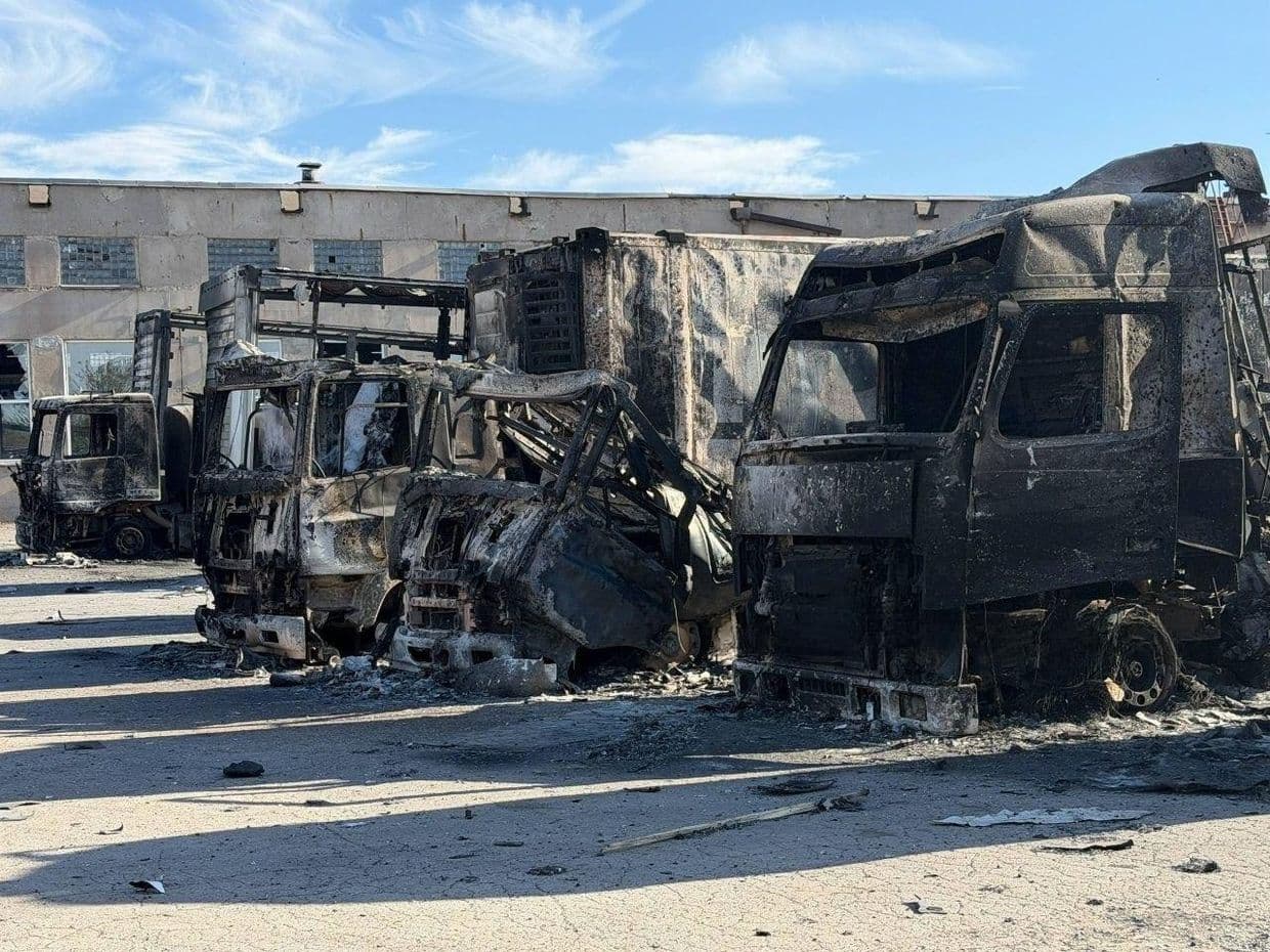 В окупованому Донецьку були повністю знищені понад 30 одиниць логістичної техніки (фото)