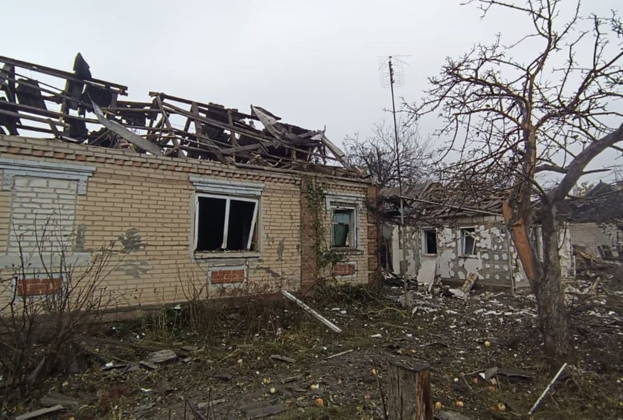 Рашисти скинули на Слов'янськ авіабомбу, а в Краматорську вдарили FPV-дроном: є 6 поранених (фото)