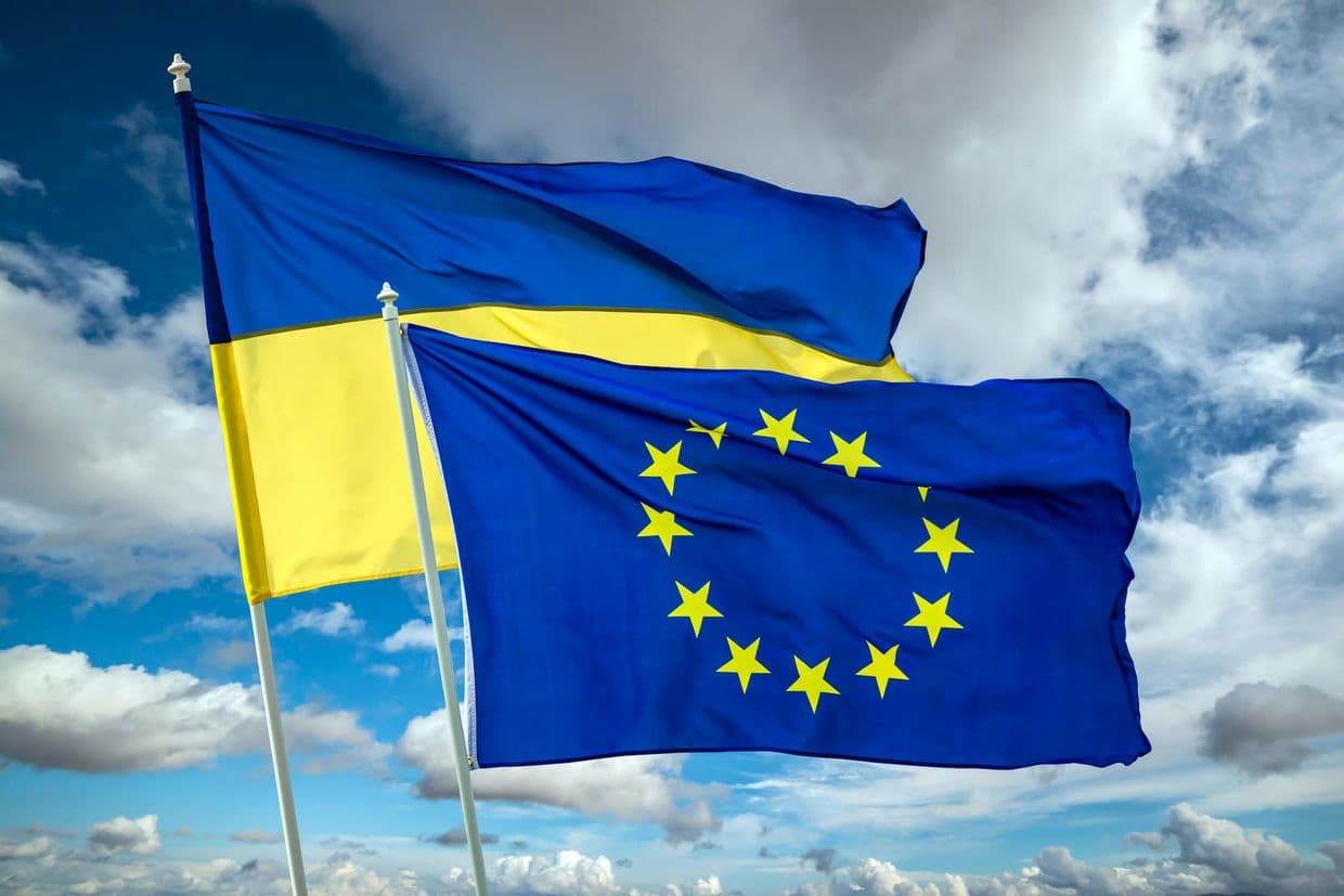Флаги Украины и ЕС. Фото: exinform.com.ua