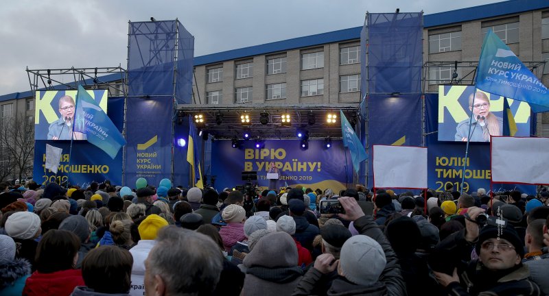 Юлия Тимошенко провела митинг в центре Северодонецка